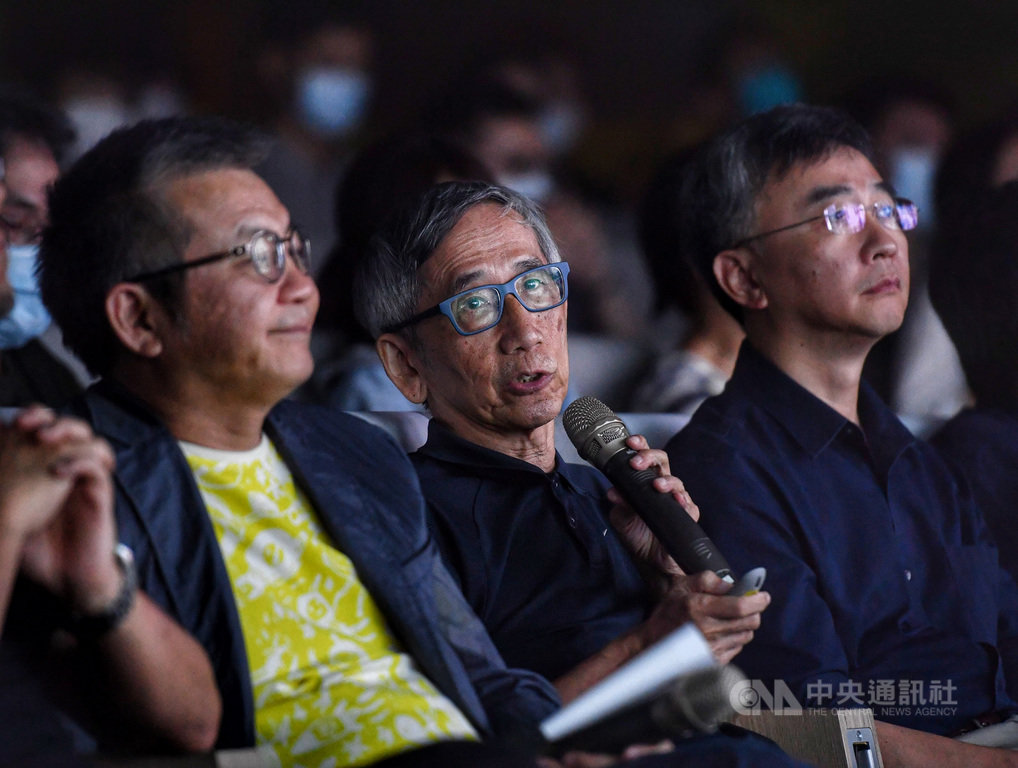 「SOS拯救混凝土之獸!粗獷主義建築展」專題系列講座25日在台北舉行,建築評論家郭肇立(前中)會中表示,創作是設計師感覺的表現;討論保存與否時,應敞開心胸討論建築物好不好,不該侷限「粗獷主義」或是某個類別,加上保存是利用公眾的錢維護,應該要以公眾事務的方式討論,「都市更新與保存都是公共議題,理性溝通是我們該建立的機制。」中央社記者王飛華攝 109年7月25日