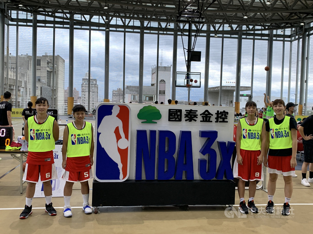 前普門高中長人陳芷英(前右)今年將升格成為台灣科大新鮮人,她與學妹一起報名參加「2020國泰NBA 3x 3對3籃球賽」,最大原因就是想看看學妹,對於比賽則沒有太多想法和壓力,就是盡力享受。中央社記者龍柏安攝 109年7月25日