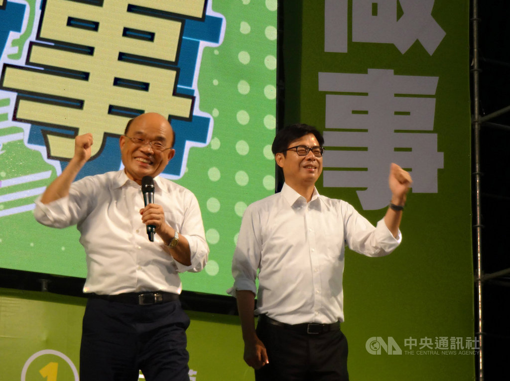 民進黨高雄市長補選參選人陳其邁(右)25日舉辦「會做事.趕緊衝–緊衝連線挺其邁造勢大會」,行政院長蘇貞昌(左)南下相挺,在台上喊出招牌的「衝衝衝」口號。中央社記者陳朝福攝 109年7月25日
