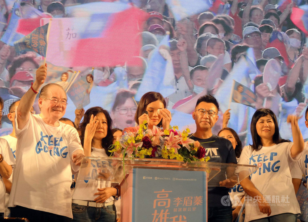 國民黨高雄市長補選參選人李眉蓁(前中)25日在競總成立大會上提到論文案,她落淚表示,對手動用國家機器鋪天蓋地攻擊她,國民黨有人說她放棄學位是被施壓、是想斷尾求生,讓這場選舉打得下去,但他們錯了,她這麼做是因為她是母親,不希望孩子犯錯硬凹,所以她要以身作則,告訴孩子知錯能改。中央社記者陳朝福攝 109年7月25日