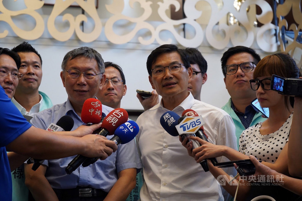 民眾黨提名高雄市長補選參選人吳益政(前右2)25日受訪指出,中央遲未解決高雄統籌分配稅款的問題,呼籲中央正視並修法解決。前右3為台灣民眾黨主席柯文哲。(吳益政競選辦公室提供)中央社記者陳朝福傳真 109年7月25日