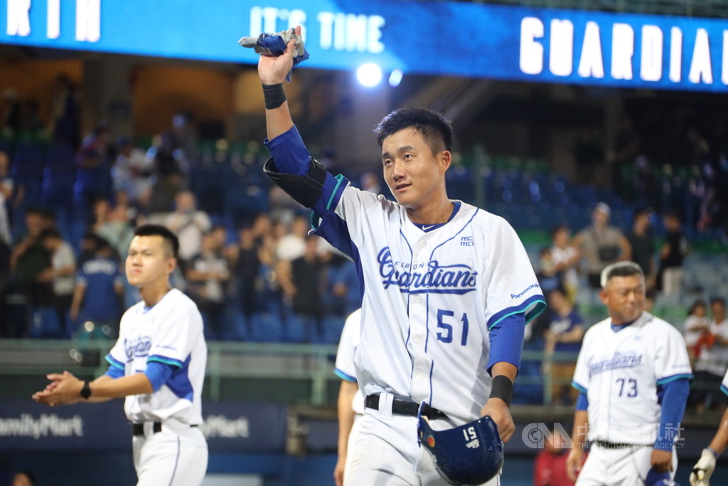 中華職棒下半季24日開打,9局上樂天桃猿追平富邦悍將,鏖戰至延長賽,耗費超過5小時,最後12局下于森旭(中)敲出再見二壘安打,悍將8比7奪勝。(富邦悍將提供)中央社記者楊啟芳傳真 109年7月25日
