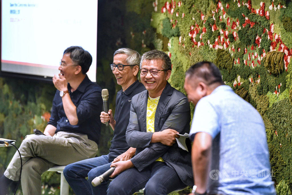 忠泰美術館舉辦「SOS拯救混凝土之獸!粗獷主義建築展」,25日在台北舉行首場專題系列講座,國立台灣博物館助理研究員林一宏(左起)、建築評論家郭肇立、實踐大學建築設計學系系主任王俊雄等人出席與談。中央社記者王飛華攝 109年7月25日
