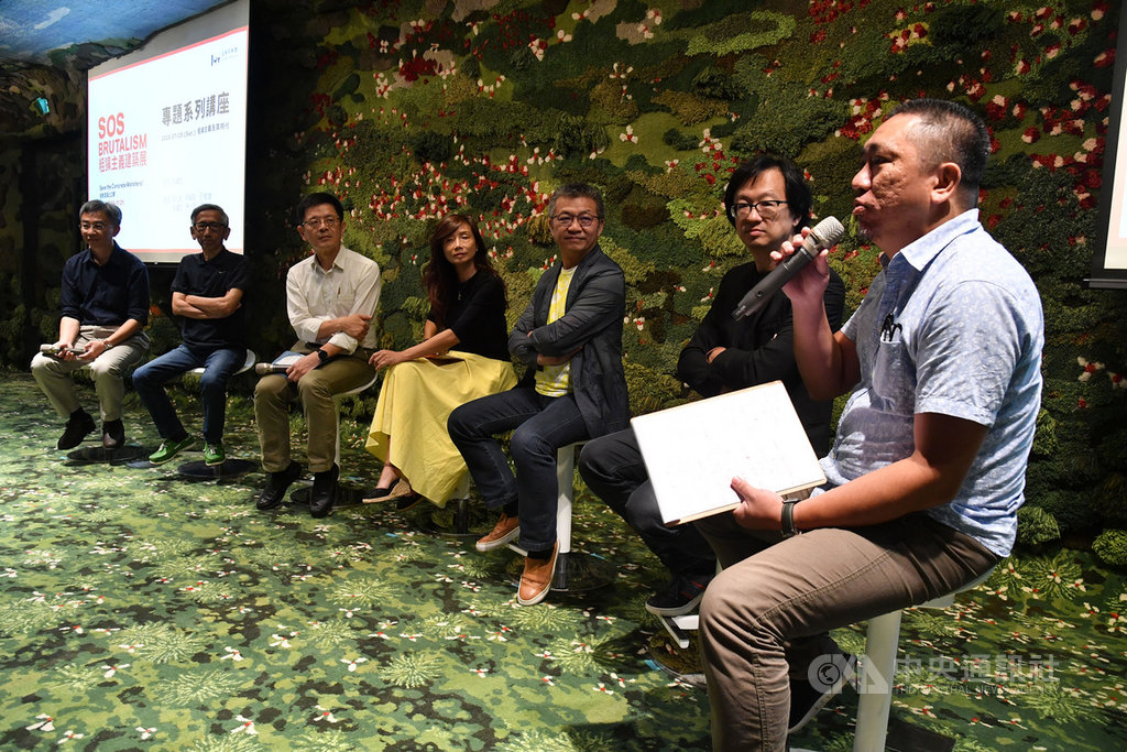 「SOS拯救混凝土之獸!粗獷主義建築展」專題系列講座25日在台北舉行,活動由淡江大學建築學系專任助理教授黃奕智(右起)、VERSE雜誌社長暨總編輯張鐵志主持,邀請建築展策展人王俊雄、亞洲文化協會台灣基金會執行長張元茜、中央社社長張瑞昌、建築評論家郭肇立、國立台灣博物館助理研究員林一宏展開跨領域對談。中央社記者王飛華攝 109年7月25日