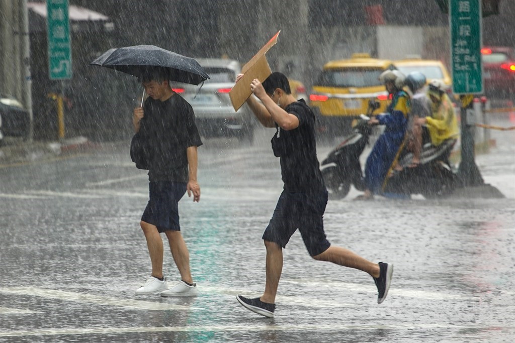 中央氣象局25日下午1時5分發出大雨特報，午後對流雲系發展旺盛，易有短時強降雨，大台北地區、宜蘭、南投地區、基隆北海岸及各地山區有局部大雨發生的機率。（中央社檔案照片）