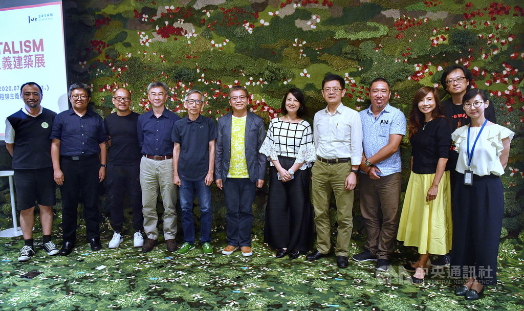 「SOS拯救混凝土之獸!粗獷主義建築展」專題系列講座首場25日在台北舉行,中央社社長張瑞昌(右5)、民進黨立委吳思瑤(右6)、建築評論家郭肇立(左5)、實踐大學建築設計系系主任王俊雄(左6)、國立台灣博物館助理研究員林一宏(左4)、亞洲文化協會台灣基金會執行長張元茜(右3)、VERSE雜誌社長暨總編輯張鐵志(右2)、忠泰美術館總監黃姍姍(右)等出席與談。中央社記者王飛華攝 109年7月25日