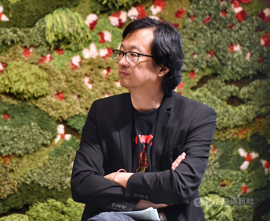 「SOS拯救混凝土之獸!粗獷主義建築展」專題系列講座首場主軸為「粗獷主義及其時代」,25日在台北舉行,由VERSE雜誌社長暨總編輯張鐵志擔任主持。中央社記者王飛華攝 109年7月25日