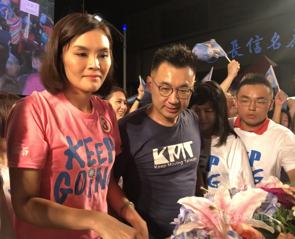 國民黨高雄市長補選參選人李眉蓁(前左)競選總部25日正式成立,黨主席江啟臣(前左2)等人現身相挺。中央社記者侯文婷攝 109年7月25日