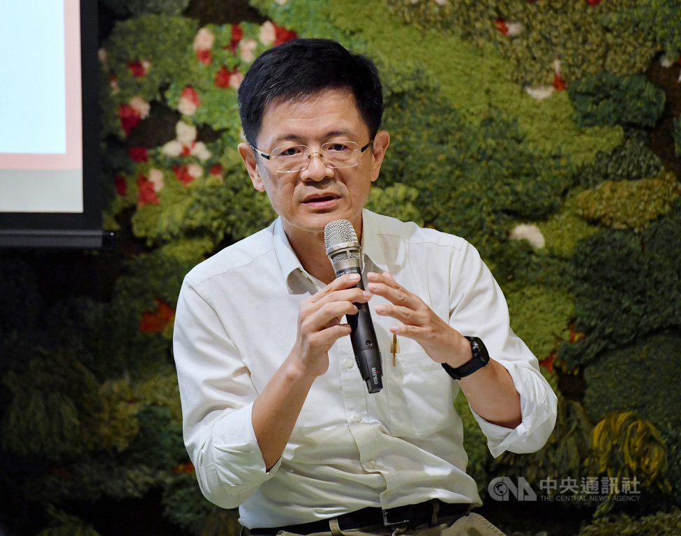 「SOS 拯救混凝土之獸!粗獷主義建築展」專題系列講座25日登場,中央社社長張瑞昌應邀與談,分享自身觀點及潛藏在建築後的本質與意義。中央社記者王飛華攝 109年7月25日