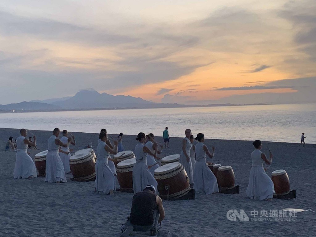 農曆6月初六在民間稱為天貺節、翻經節傳說這天開南天門,玉皇上帝親臨視察人間功過,優人神鼓團員26日清晨在台東縣太麻里千禧曙光紀念園區擺齊鼓具,迎接第一道曙光,並唱誦祈禱文共同為地球祈福。(民眾提供)中央社記者李先鳳傳真 109年7月26日