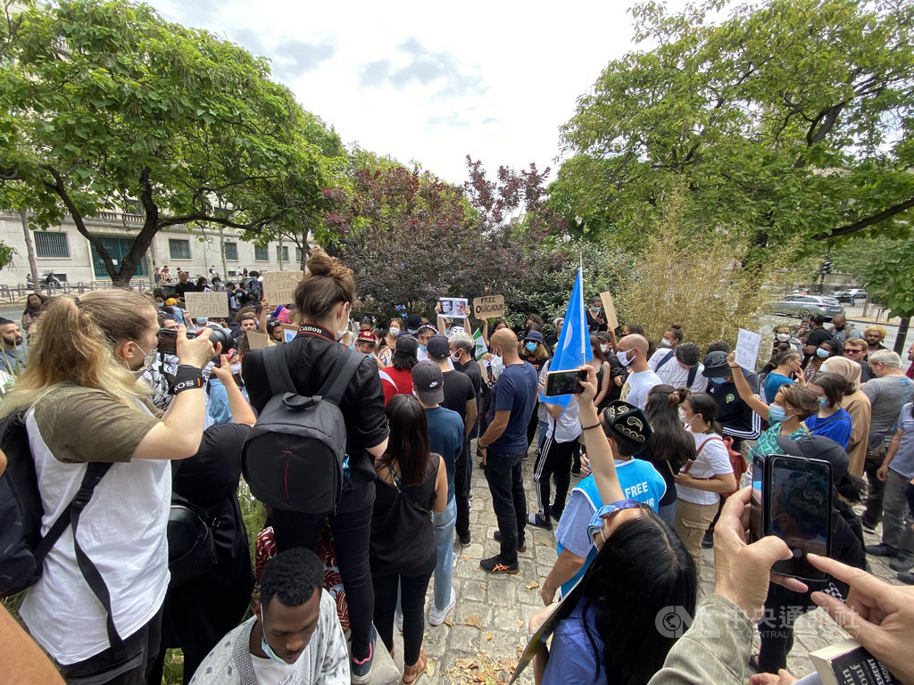 維吾爾族受壓迫的議題近日再度浮上檯面,受到法國媒體與政治人物關注,連外長日前也公開嚴厲批評中國。25日聲援維吾爾人活動受到媒體關注報導。中央社記者曾婷瑄巴黎攝 109年7月26日