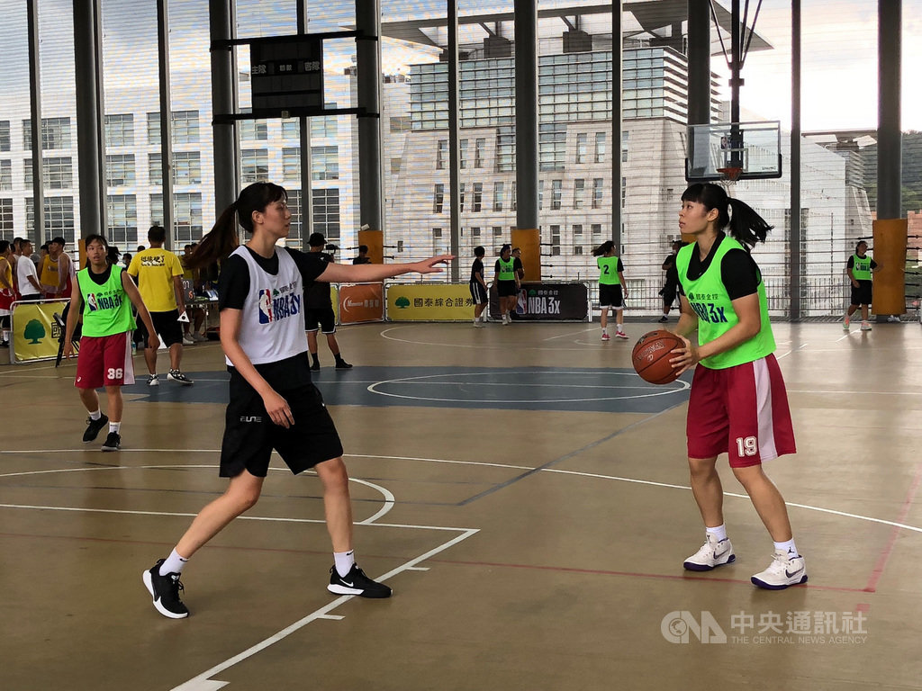 UBA文化大學女籃主力戴宜庭(右)將在國泰女籃展開女子超級籃球聯賽(WSBL)生涯,她26日表示,期許自己未來能提升單打技巧、外線穩定性,盼在WSBL能占有一席之地。中央社記者黃巧雯攝 109年7月26日