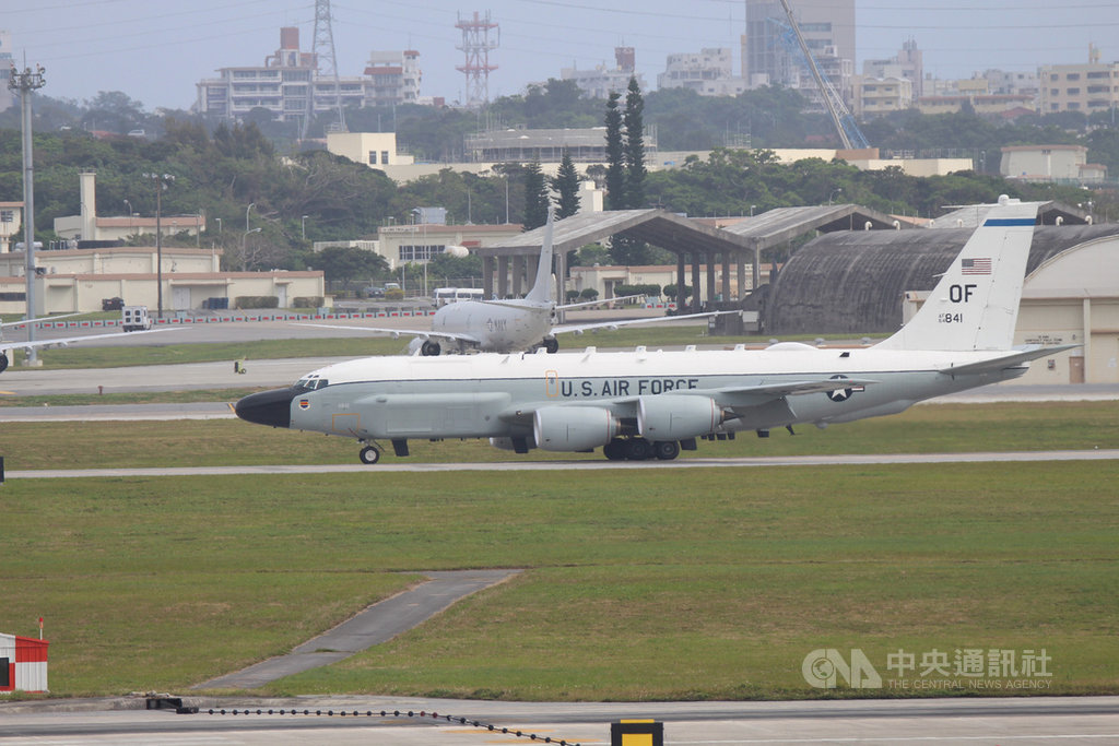 美國太平洋空軍23日向中央社表示,關於RC-135W電子偵察機(前)21日飛越台北上空的報導為錯誤消息。(中央社檔案照片)