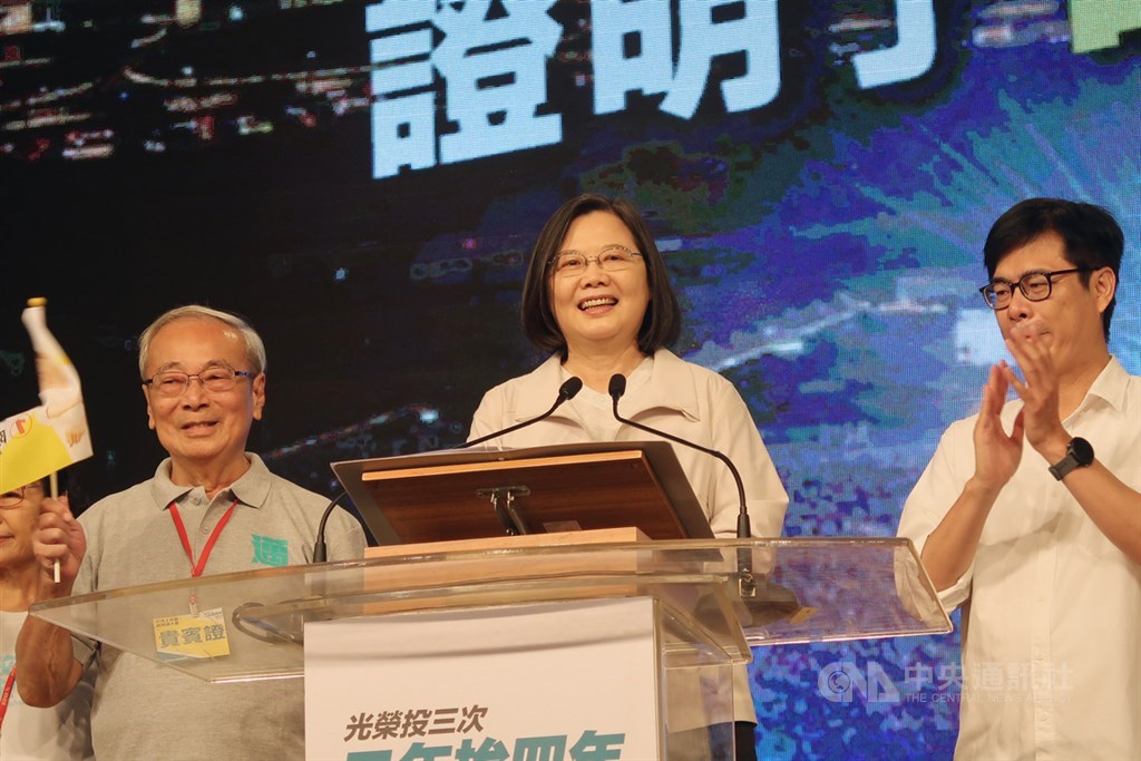 總統蔡英文(中)26日出席「百工百業挺其邁大會」,為民進黨高雄市長補選參選人陳其邁(右)拉抬選情,蔡總統致詞表示,這次補選要用選票找回光榮,希望大家透過支持陳其邁,追回失去的兩年。中央社記者王淑芬攝 109年7月26日