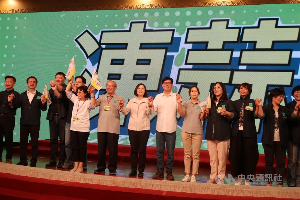 總統蔡英文(左7)26日出席「百工百業挺其邁大會」,為民進黨高雄市長補選參選人陳其邁(右6)輔選,她表示,陳其邁當市長後會跟中央合作,與百工百業一起振興高雄經濟。中央社記者王淑芬攝 109年7月26日
