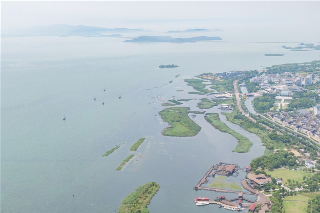 中國江蘇太湖25日水位緩退,但汛情仍嚴峻。(中新社)