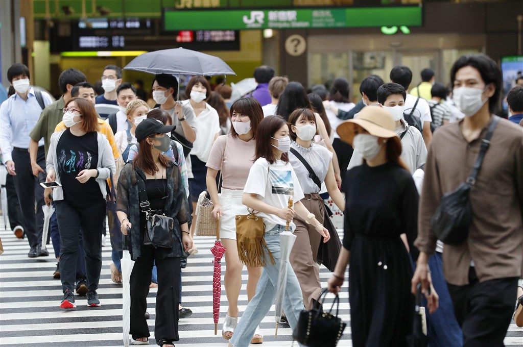 東京都25日新增295例確診,累計確診增至1萬975例,這是東京都連續5天單日確診病例逾200例,也是連續17天單日確診病例逾100例。圖為新宿民眾25日戴口罩上街。(共同社)