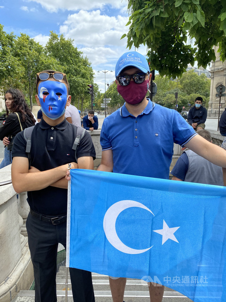 巴黎反伊斯蘭恐懼症聯盟25日下午舉辦活動,聲援新疆維吾爾族,要求中國停止種族滅絕政策。現場部分參與者配戴或高舉東突厥斯坦伊斯蘭共和國國徽。中央社記者曾婷瑄巴黎攝 109年7月26日