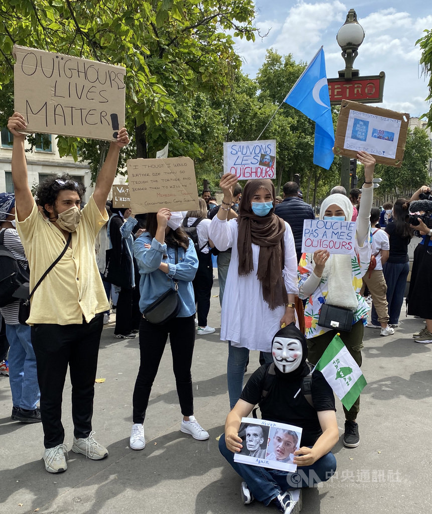 法國近200人25日聲援維吾爾族,許多參與活動的民眾手持各樣標語,包括「維吾爾的命也是命」與「拯救維吾爾人」等。中央社記者曾婷瑄巴黎攝 109年7月26日