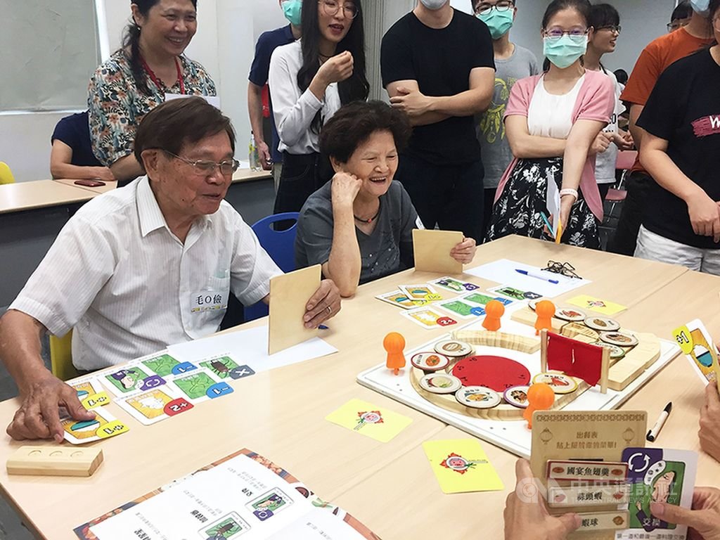 台北科技大學和台灣大學共同合作跨校跨域課程,以「樂齡健腦桌遊」為主題,帶領學生提案、製作草模,並邀請長者實測試玩。(北科大提供)中央社記者許秩維傳真 109年7月27日