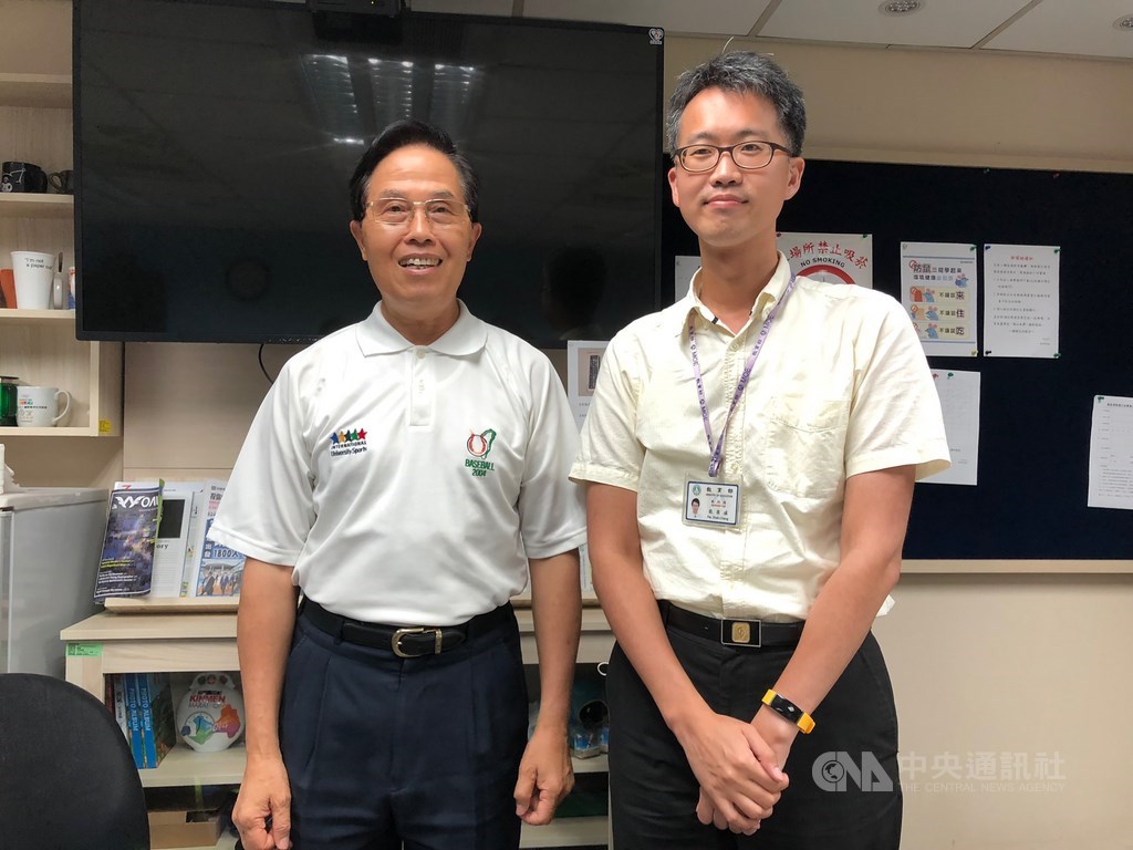 教育部體育署「動滋券」超過700萬人登記,28日將抽出400萬名幸運兒,中籤率約57%,副署長王水文(左)、資訊及科技教育司網路及資通安全科長裴善成(右)27日說明抽籤規則。中央社記者黃巧雯攝 109年7月27日