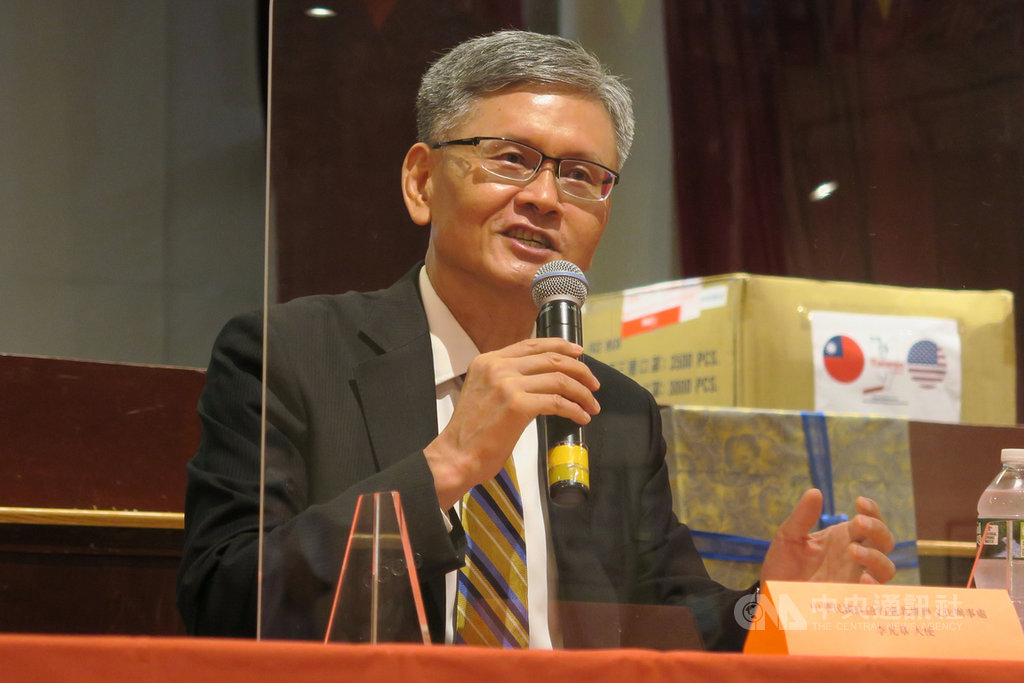 新任駐紐約辦事處長李光章當地時間26日首次拜訪華埠,代表政府向紐約中華公所捐贈一萬片台灣製口罩。中央社記者尹俊傑紐約攝 109年7月27日