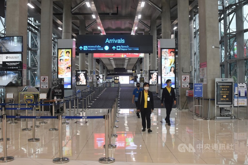 Thailand announced 4 new confirmed cases of Wuhan pneumonia on the 27th. Among them, a Thai migrant who returned to Thailand from Taiwan was diagnosed with Wuhan pneumonia.  The picture shows the passenger immigration office of Suvarnabhumi Airport.  Central News Agency reporter Lu Xinhuan, Bangkok, July 27, 109