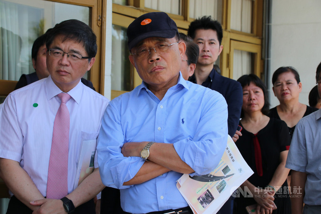 行政院長蘇貞昌(前左2)27日前往中興新村活化專案辦公室,視察中興新村活化辦理情形,蘇貞昌認真聽取簡報,並提出問題。圖前左為行政院祕書長李孟諺。中央社記者蕭博陽南投縣攝 109年7月27日