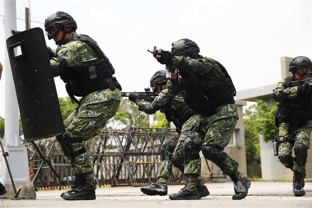 行政院人事總處26日指出,經彙整政府財政狀況、消費者物價指數、國民所得、經濟成長率及民間薪資水準等資料,110年度軍公教員工待遇業經行政院核定不調整。(中央社檔案照片)