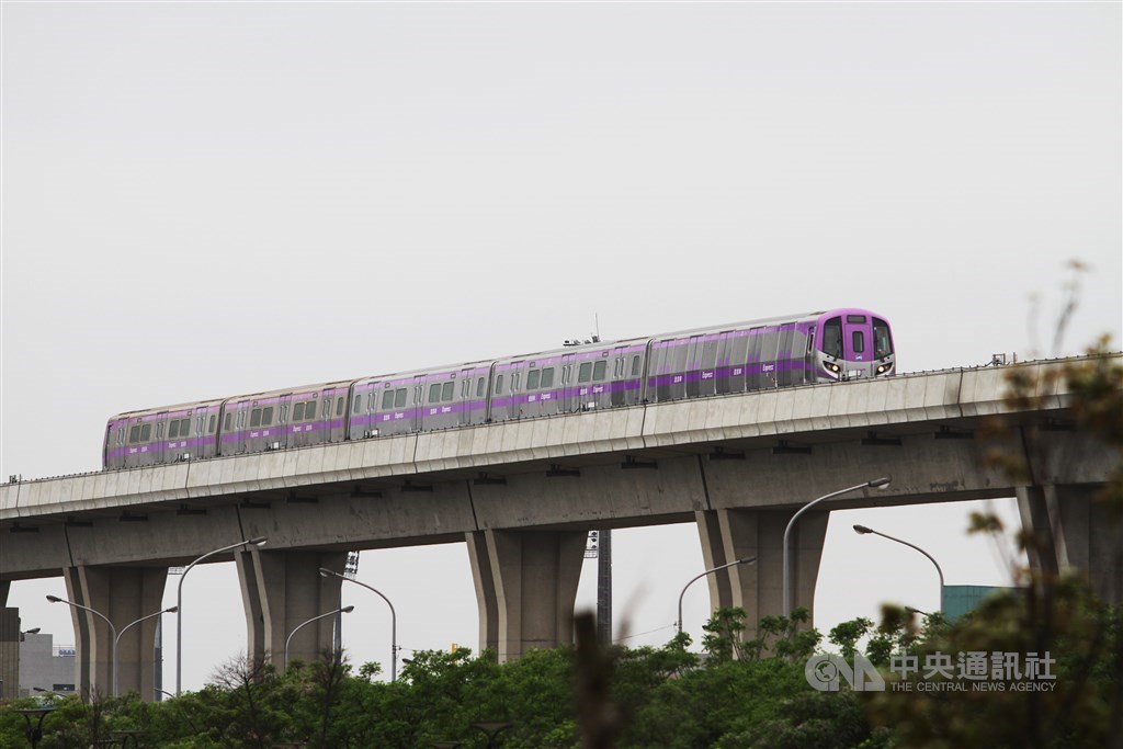 機場捷運通車才3年多,電纜線疑出現劣化,發生多次跳電起火,並傳出爆炸,鐵道局已要求日商負責,先重新設計更換事故路段電纜,並檢討全線電纜是否也需要全部更換。(中央社檔案照片)