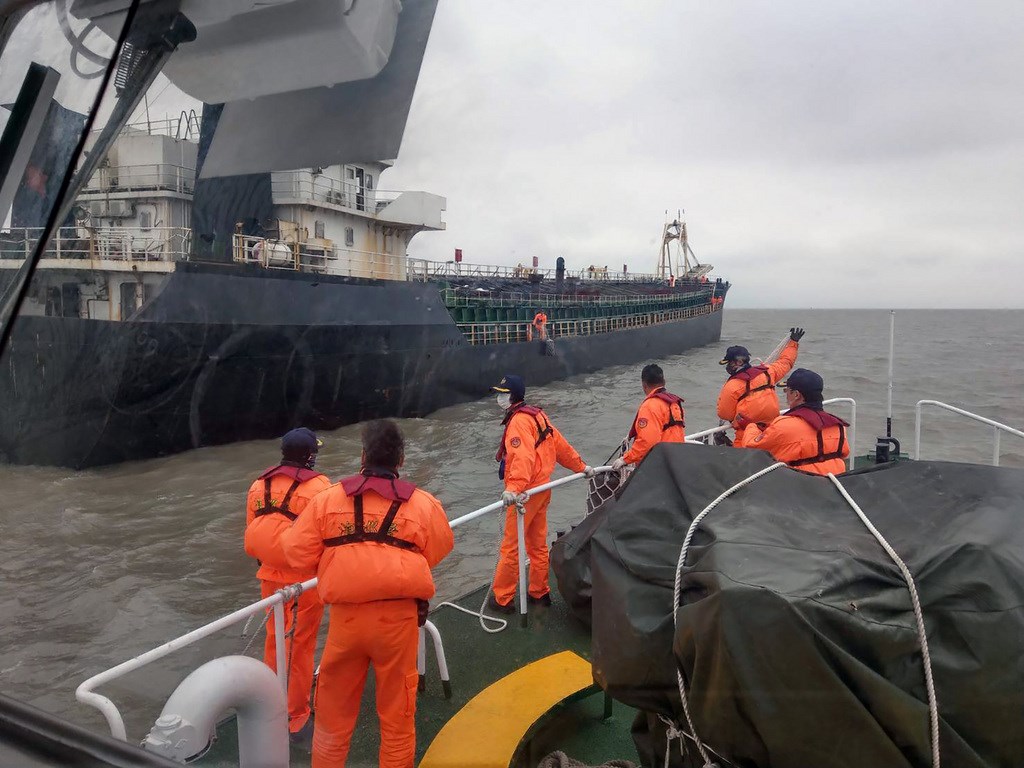 澎湖海域台灣灘漸成盜採熱區,海巡署艦隊分署展現強勢執法,去年10月間結合偵防分署特勤人員、空勤總隊直升機,首次執行台灣灘海域違法抽砂專案取締任務,迄今執行2次,查扣3艘非法船舶。(艦隊分署提供)中央社 109年7月28日