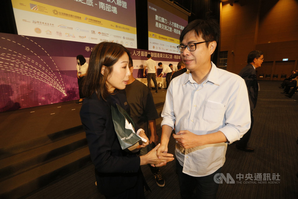 數位國力-人才循環大聯盟產業交流之旅28日在高雄展覽館舉行,民進黨高雄市長補選參選人陳其邁(右)向與會人士握手致意。中央社記者董俊志攝 109年7月28日