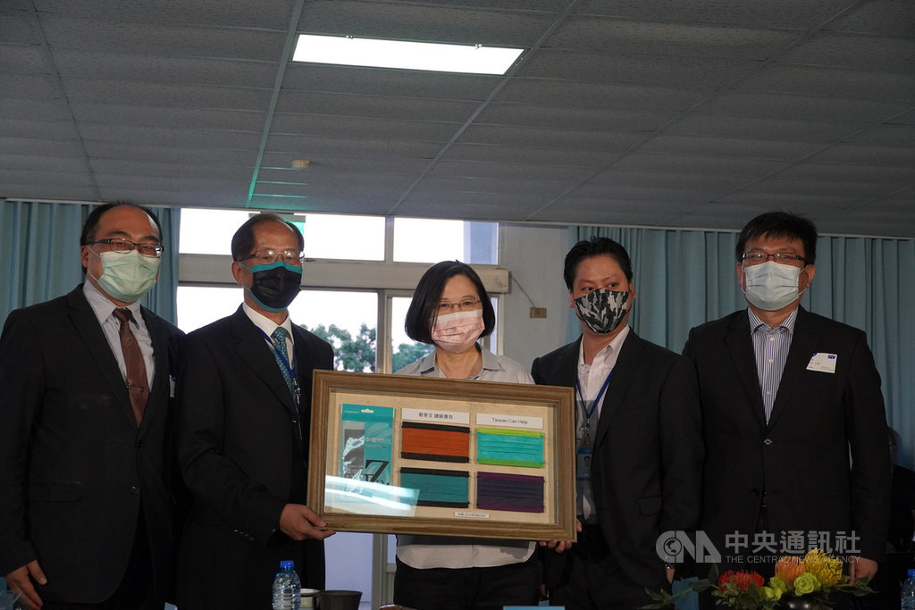 總統蔡英文(中)28日下午前往位於彰化縣彰化市的中國衛生材料生產中心股份有限公司,參觀了解口罩生產過程,中衛公司特別贈送彩色口罩給蔡總統作為紀念。(中衛公司提供)中央社記者吳哲豪傳真 109年7月28日