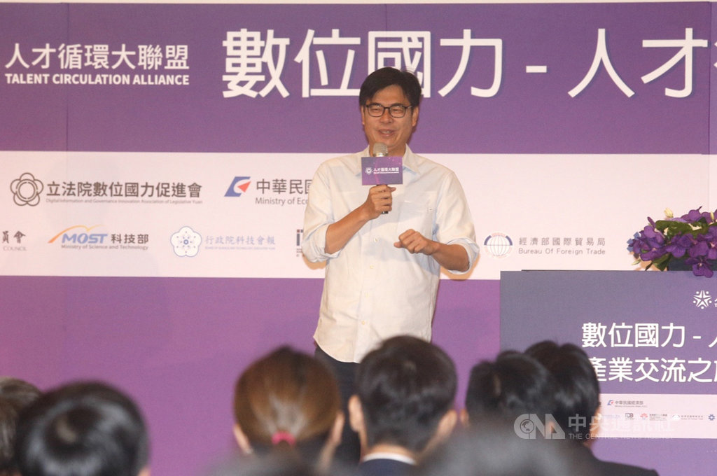 數位國力-人才循環大聯盟產業交流之旅28日在高雄展覽館舉行,民進黨高雄市長補選參選人陳其邁(圖)行動參與,出席致詞。中央社記者董俊志攝 109年7月28日