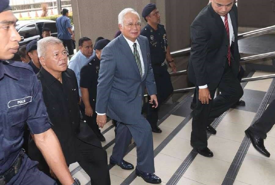 馬來西亞法院28日針對前首相納吉(前右2)被控的第一起洗錢案宣布判決,7項貪污濫權和洗錢罪名成立,成為馬來西亞首個在法庭被判罪的首相。(圖取自facebook.com/najibrazak)