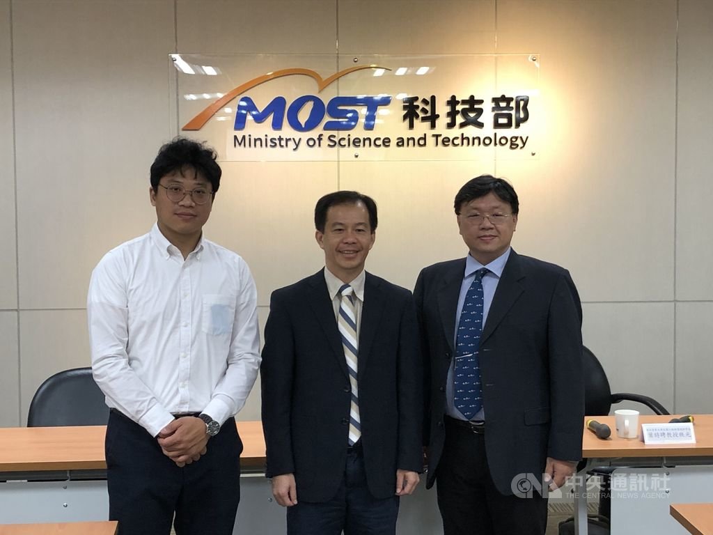 科技部29日舉行研究成果記者會,清華大學醫環系教授葉秩光(右)帶領的團隊於2019年研發出「漩渦式超音波聲鉗技術」,提供精準醫療新的應用方案。圖為科技部工程司司長徐碩鴻(中)與博信生物科技總經理王中信(左)。中央社記者蘇思云攝 109年7月29日