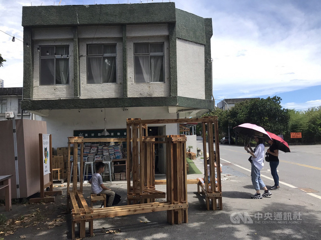 交通大學及大安高工25名學生組成志工團隊,在花蓮縣新城國小駐點,發揮建築相關所學,為偏鄉校園閒置空間打造親樹遊憩區,也在社區的練習曲書店外,搭建具有設計感的造型桌椅,讓學生方便閱讀。中央社記者張祈攝 109年7月29日