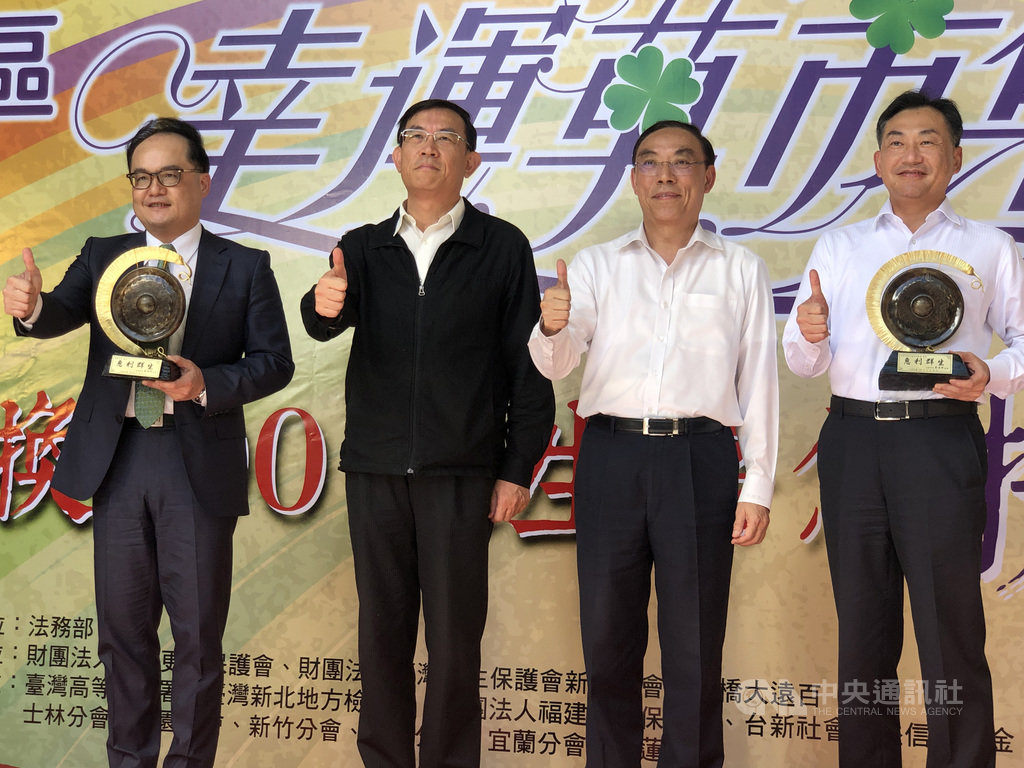 法務部與台灣更生保護會協助更生商家渡過疫情難關,29日在新北市板橋辦理「500換600更生陪您拚振興」北區幸運草巿集,法務部長蔡清祥(右2)表示,民眾善用手中剛拿到的三倍券,「500換600」,提高購買力,是「血拚做公益」。中央社記者劉世怡攝 109年7月29日