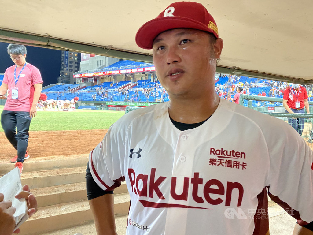 中華職棒樂天桃猿隊29日迎戰中信兄弟隊,9局下,代打上場的陳俊秀一棒轟出2分全壘打,幫助球隊逆轉戰局,以8比7奪勝,賽後也獲選單場MVP。中央社記者楊啟芳攝 109年7月29日
