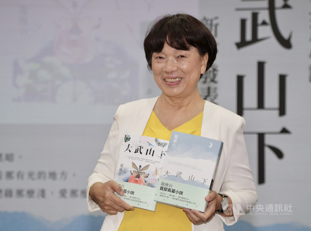 作家龍應台歷時2年半完成首部長篇小說「大武山下」,29日在台北暢談創作歷程,分享鄉居田野趣事。中央社記者張皓安攝 109年7月29日