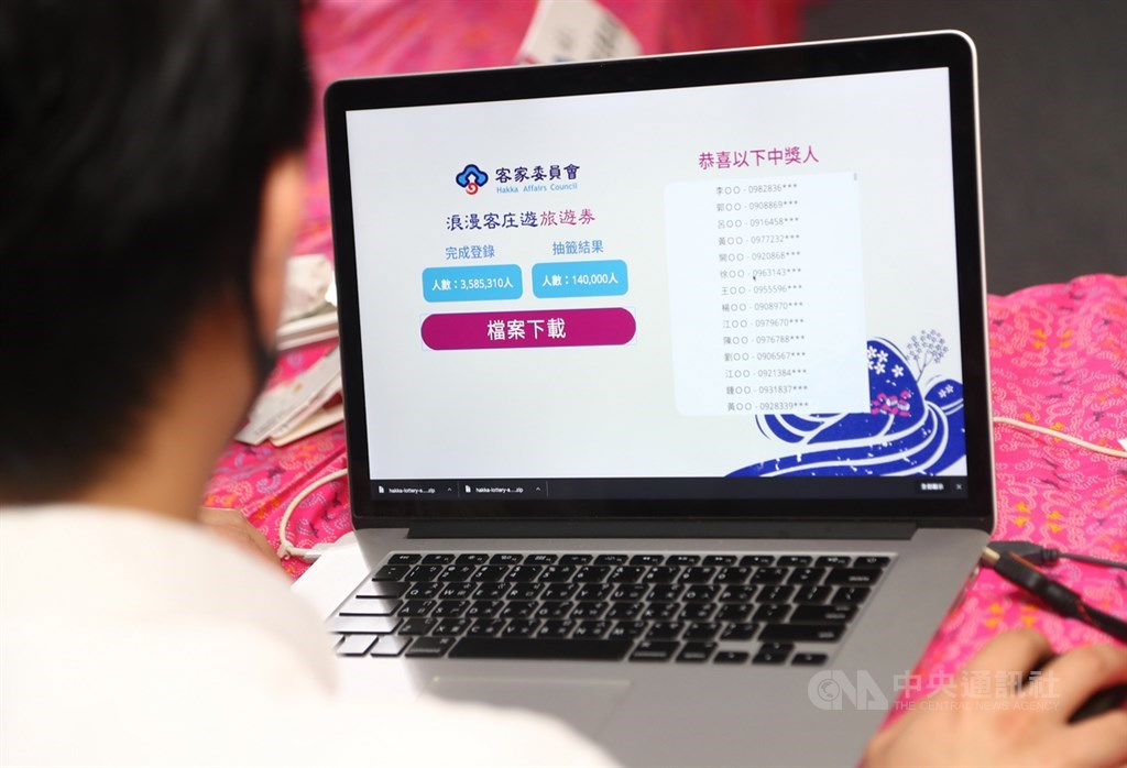 浪漫客庄旅遊券第二階段一般民眾登記至28日截止,客委會統計登記人數達358萬5310人;29日中午12時採電腦隨機亂數方式抽出14萬名得主。中央社記者王騰毅攝 109年7月29日