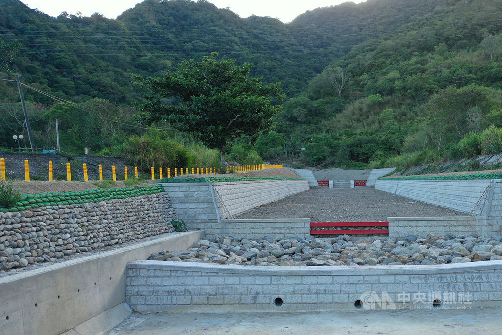 水土保持局台東分局編列新台幣600萬元,整治海端鄉布農族文化館旁的野溪,不過環保團體發現採用「三面光」工法不友善生態,水保局台東分局回應,將會加強友善設施。(民眾提供)中央社記者盧太城台東傳真 109年7月29日