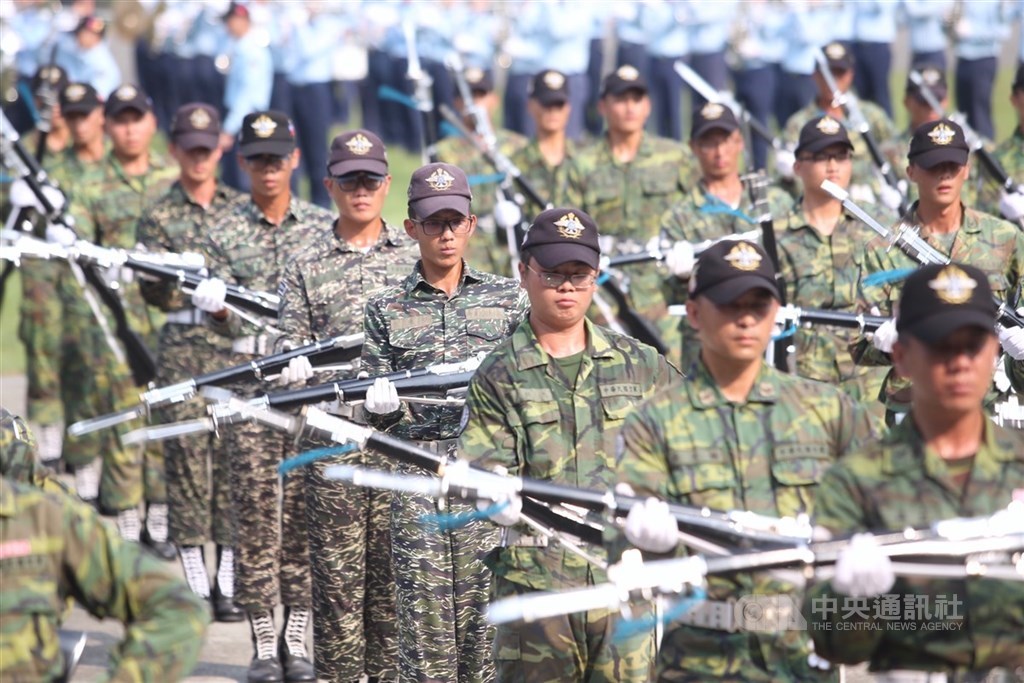 傳人事行政總處已將建議明年軍公教不調薪公文送行政院,人事總處官員29日指出,未具體建議是否調薪。圖為國軍訓練情形。(中央社檔案照片)