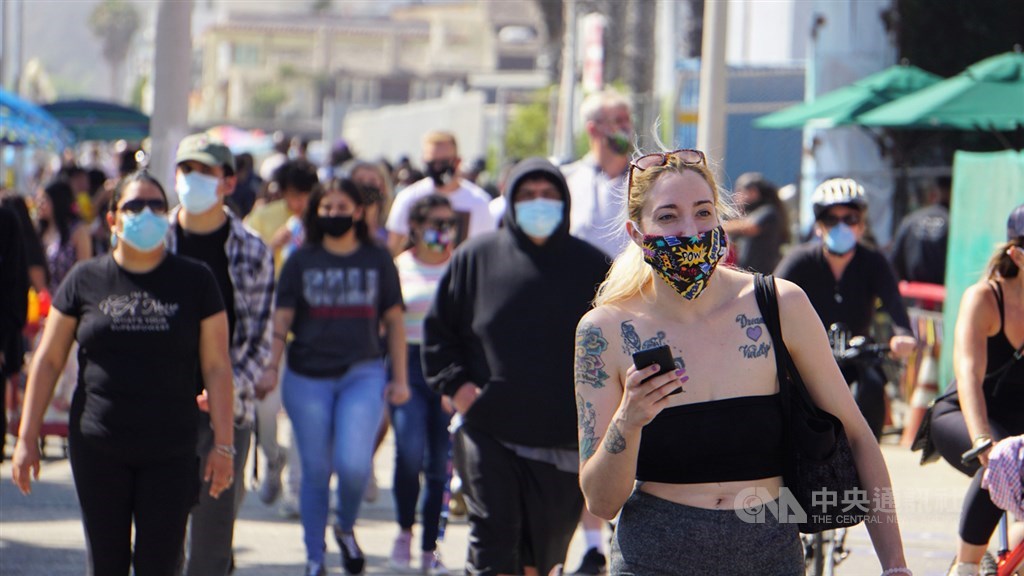 美國28日增加近1300起2019冠狀病毒疾病死亡病例,創下5月以來最大單日增幅。圖為美國疫情未退,加州的洛杉磯知名景點聖塔蒙尼加海灘26日出現人潮。中央社記者林宏翰洛杉磯攝 109年7月29日
