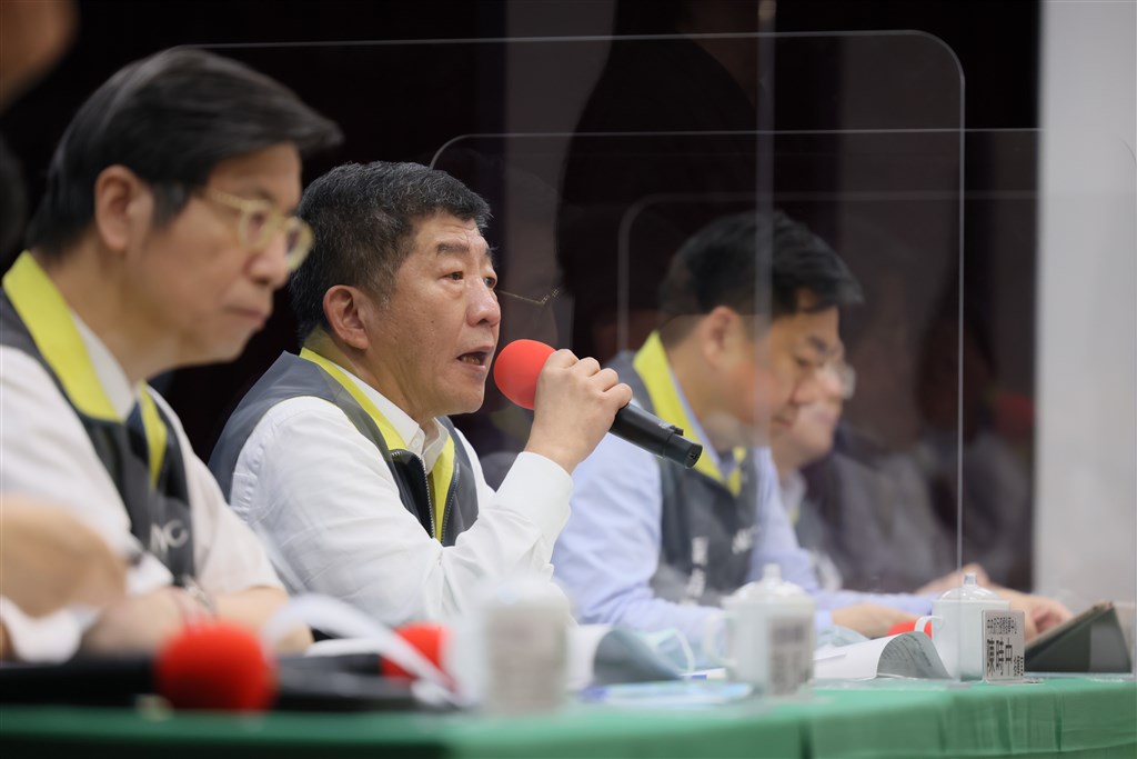 中央流行疫情指揮中心指揮官陳時中(左2)29日說,台灣防疫政策強調檢疫14天,不但增加採檢準確度,也降低疾病在社區傳播風險。(中央流行疫情指揮中心提供)