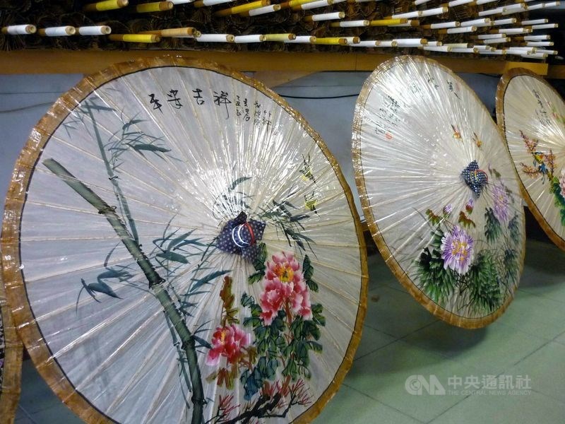 浪漫客庄旅遊券第二階段一般民眾登記至28日截止,客委會統計登記人數達358萬5310人,29日中午12時抽出14萬名得主。圖為傳統客家紙傘。(中央社檔案照片)