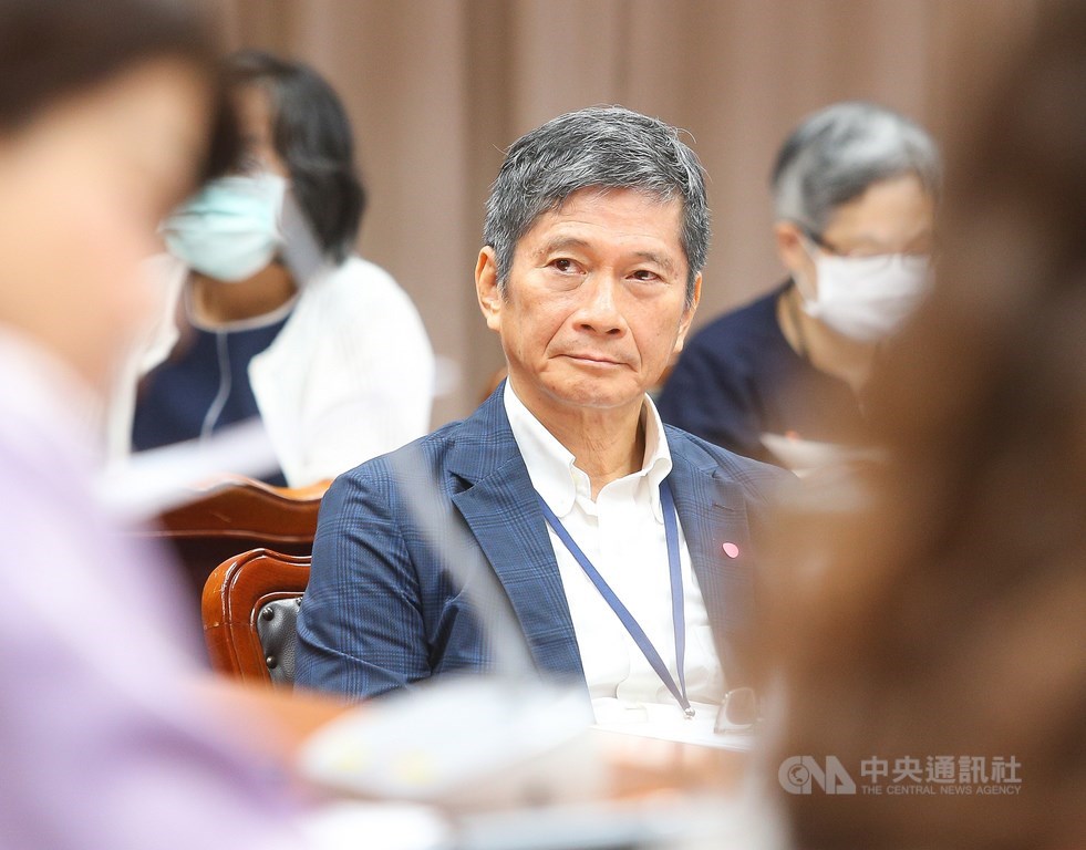 文化部長李永得(中)日前表示,公視國際影音平台非頻道,是依現在網路趨勢,製作全英文網路影音、節目,向國際介紹台灣。不過文化部29日發聲明表示,將終止公視「國際影音平台」委託案。(中央社檔案照片)
