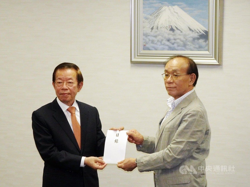 日本九州等地7月初豪雨成災,駐日代表謝長廷(左)30日代表政府到日本台灣交流協會捐300萬日圓善款,盼有助災區重建,由日台交流協會理事長谷崎泰明(右)代表接下。中央社記者楊明珠東京攝 109年7月30日