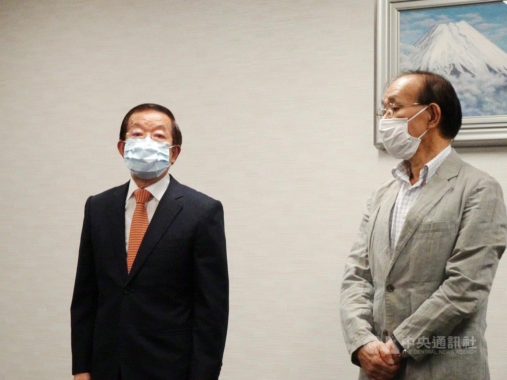 日本台灣交流協會理事長谷崎泰明(右)30日在台灣捐善款給日本的捐贈儀式上表示,前總統李登輝是對日台關係有重大影響且長期具有影響力的人,祈祝他早日康復。中央社記者楊明珠東京攝 109年7月30日