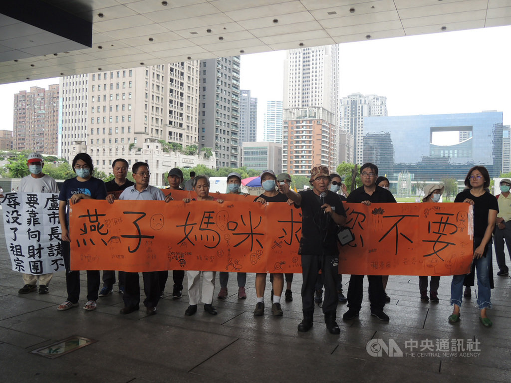 台中市黎明幼兒園因為土地重劃面臨被拆除命運,園長林金連(前持麥克風者)8日起到中市府前廣場靜坐夜宿,30日下午結束靜坐行動,與前來聲援的民眾一起要求台中市長盧秀燕出面對談。中央社記者郝雪卿攝 109年7月30日